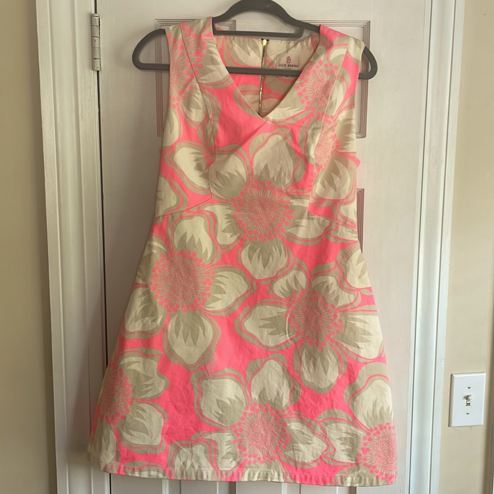 Beautiful pink and white floral dress 🌸🌺🌸🌺